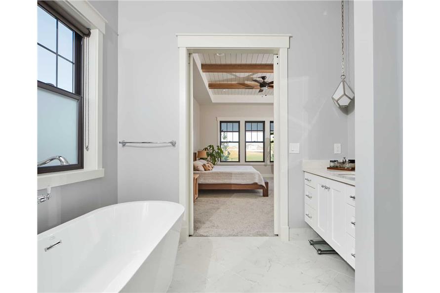 161-1124: Home Interior Photograph-Master Bathroom: Tub